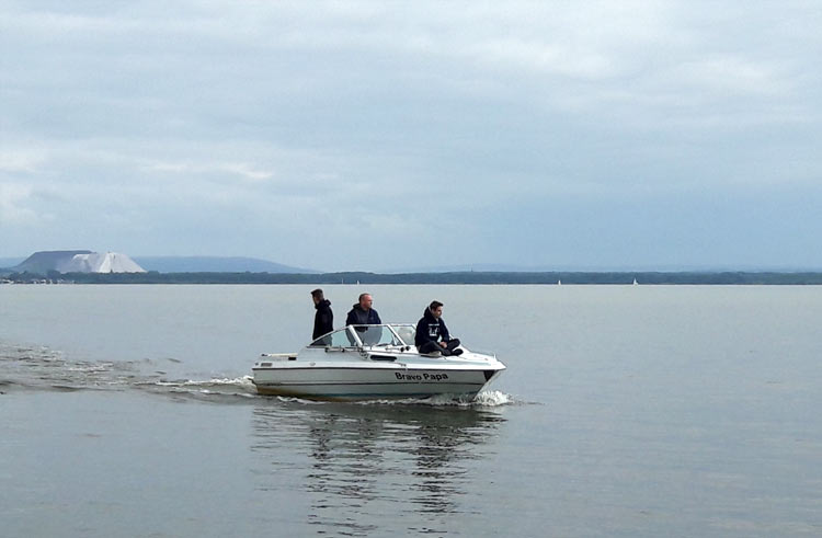 Segeltrainer mit Urkunde des Lehrgangs