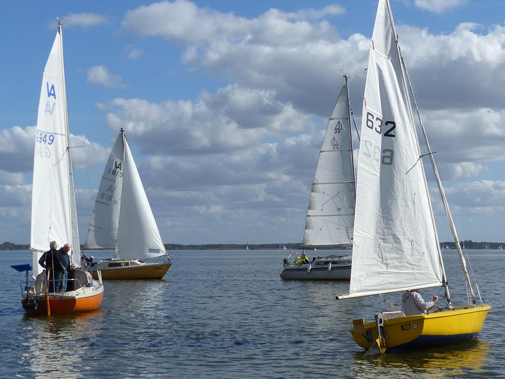 Vier Boote und fast kein Wind