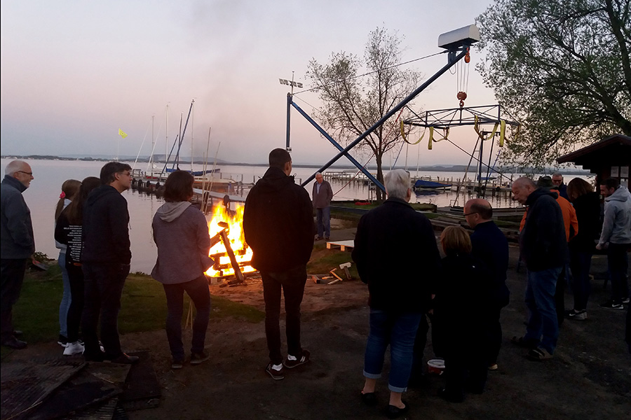 Treffen am Osterfeuer