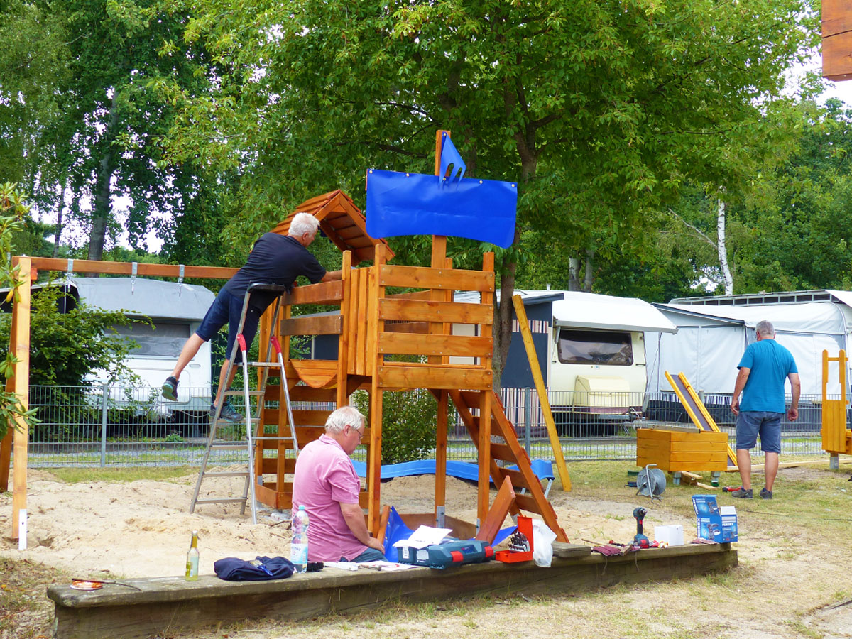 Spielplatz beim SKM - die Erbauer