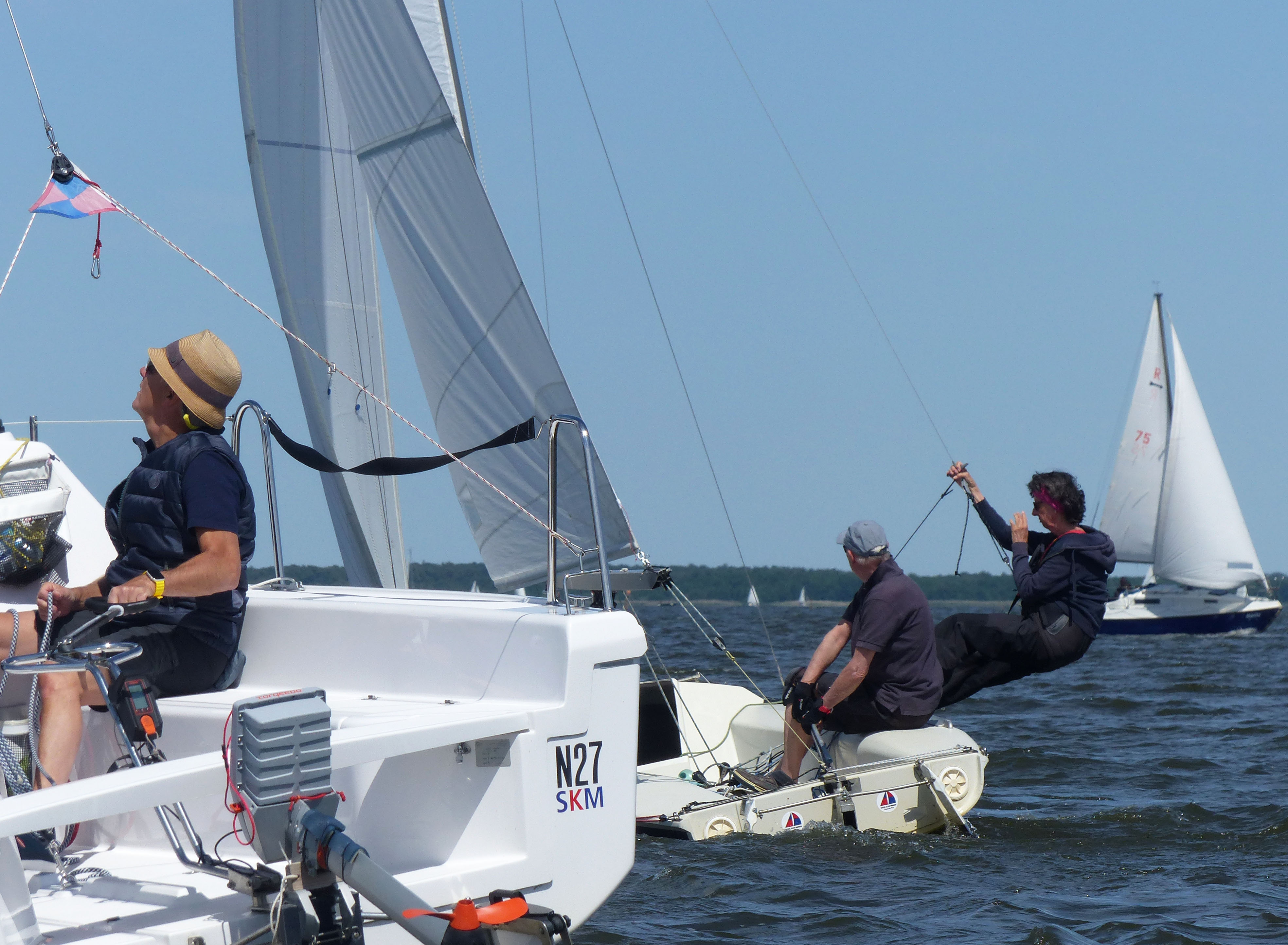 Zwei Segelboote bei schönem Wetter auf dem Steinhuder Meer