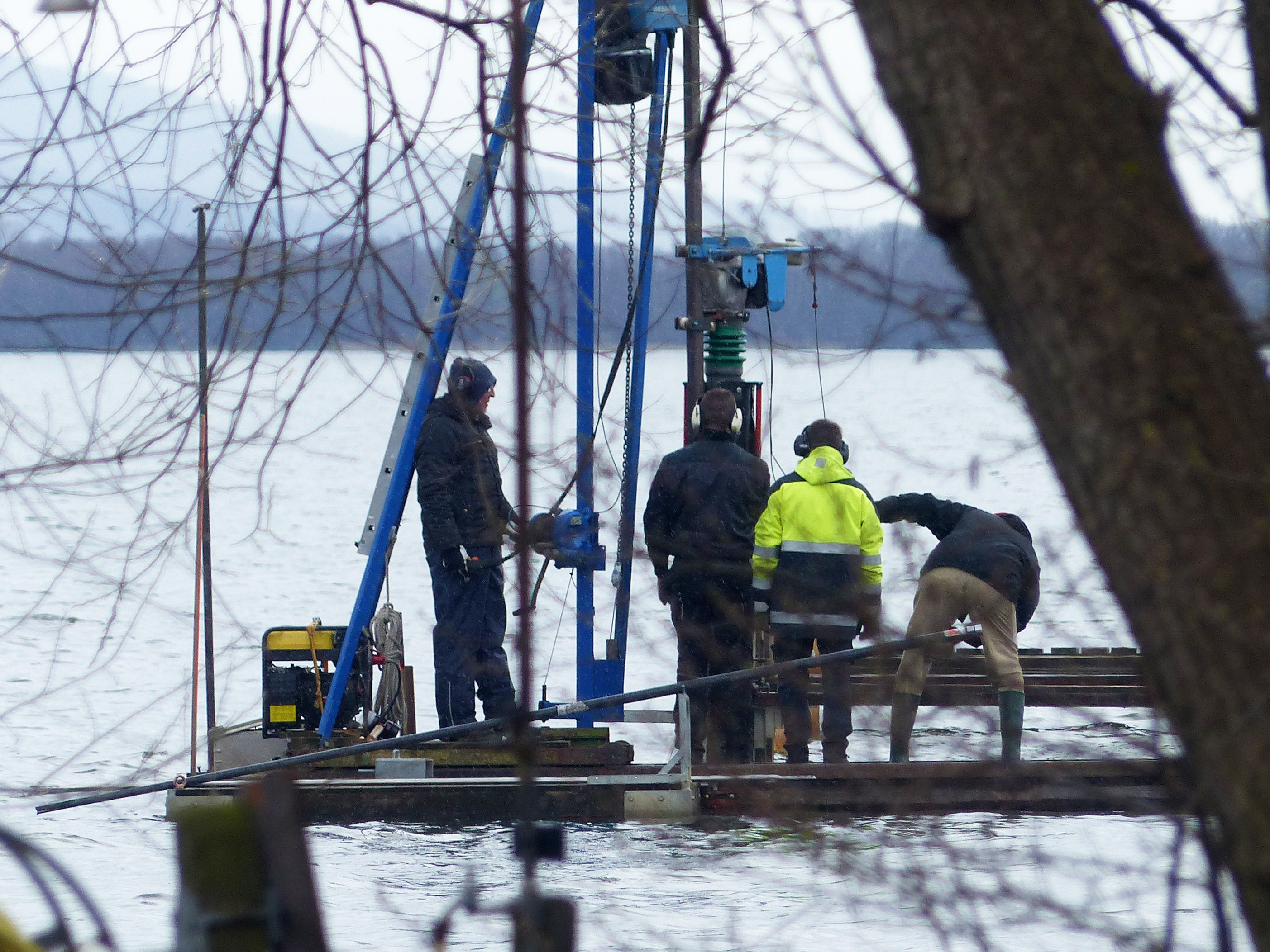 Die Stegmannschaft beim Arbeiten auf dem Wasser.