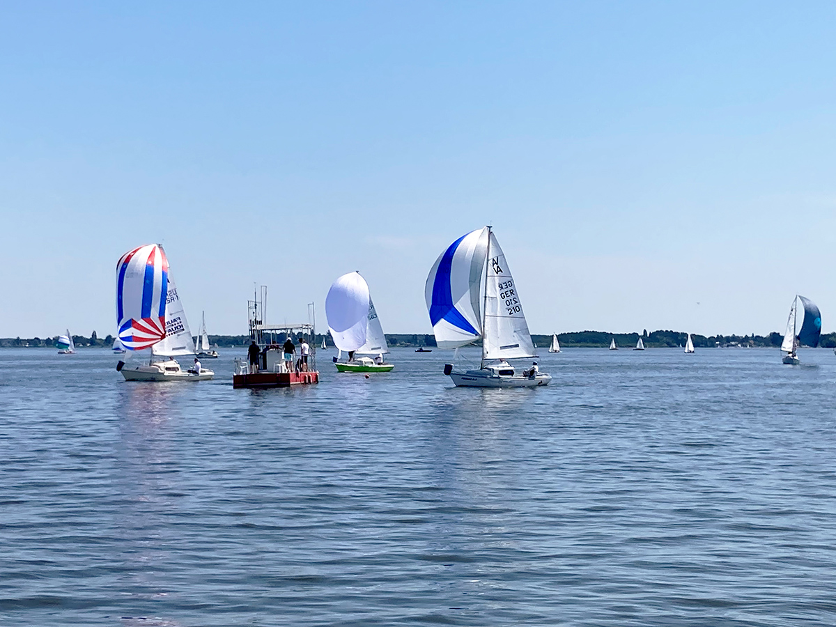 Boote der Klasse Varianta segeln mit Spi