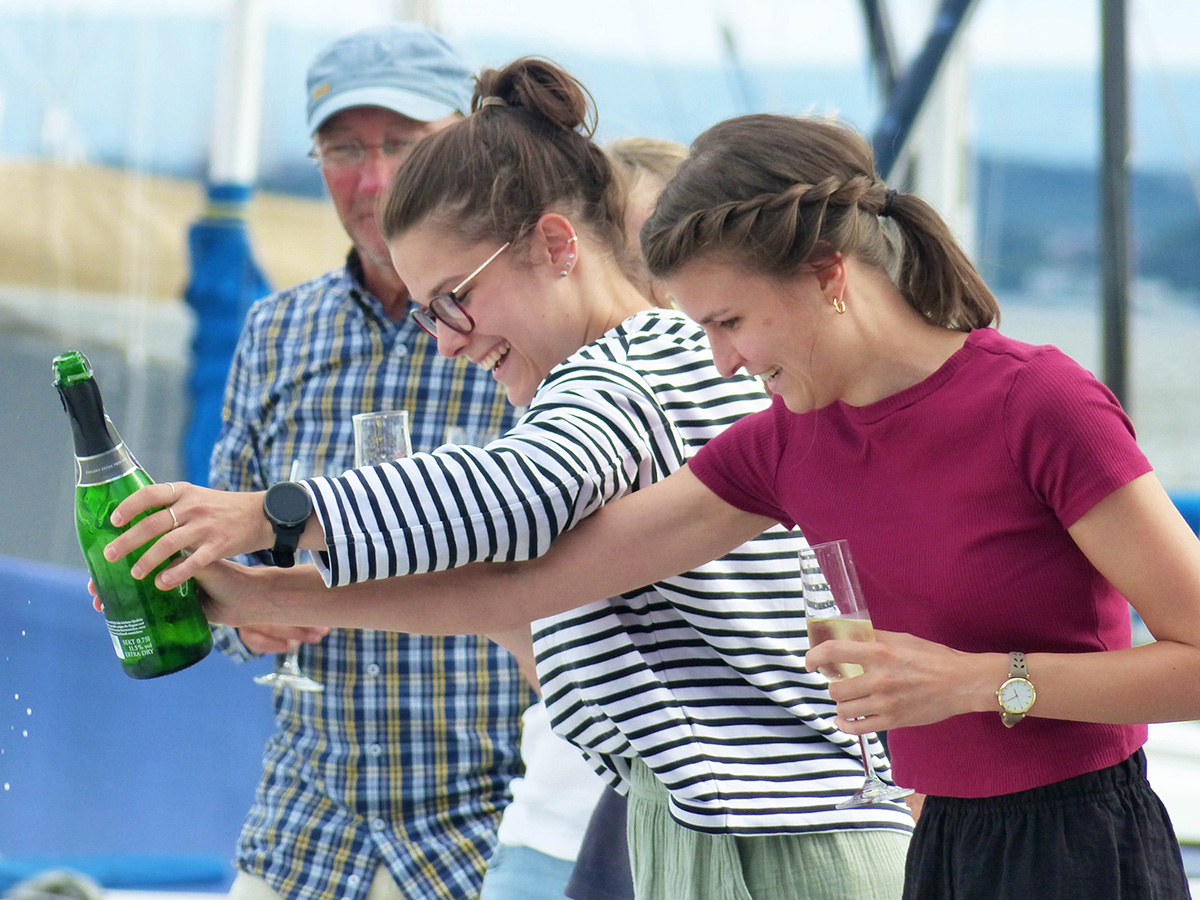 Wilhelm wird mit einer Flasche Sekt getauft