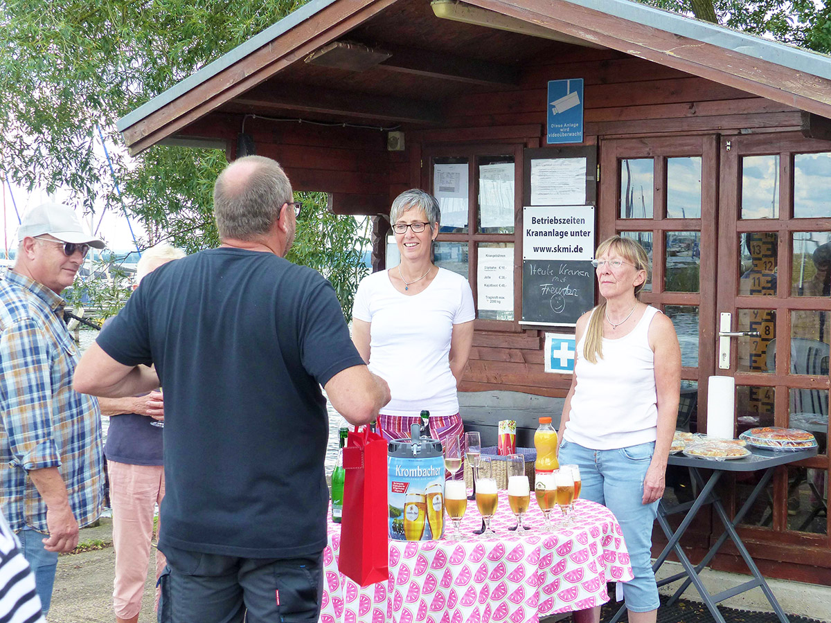 Geschenke werden an Bea und Claudia überreicht