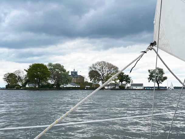 Man sieht die Insel Wilhelmstein und am Rand des Bildes ist die Ecke eines Segels zu sehen